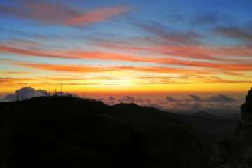 Cielo anaranjado desde el Pico de Las Nieves (Foto Antonio Alí)